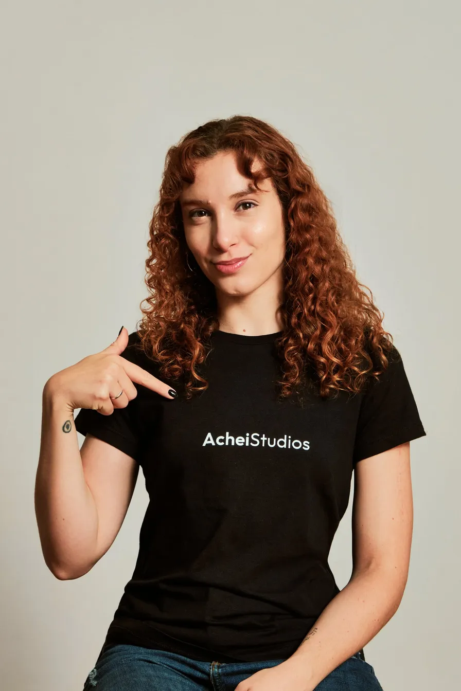 Luana Genter usando uma camiseta da Achei Studios